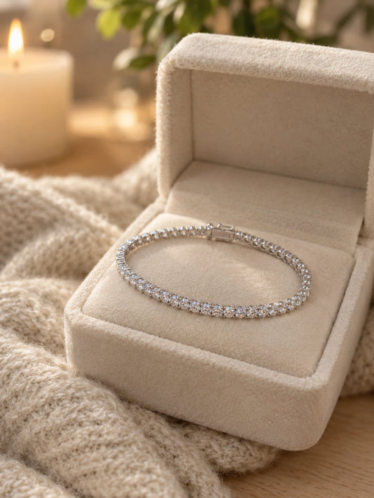Diamond tennis bracelet in 14K white gold in a velvet jewellery box